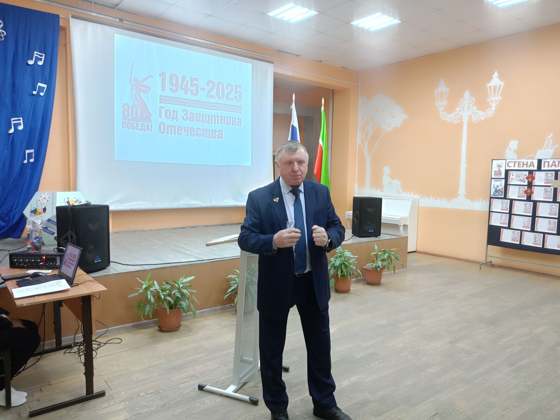 Чистопольские школьники на парламентском уроке по видеосвязи общались с учителем, находящимся в зоне СВО