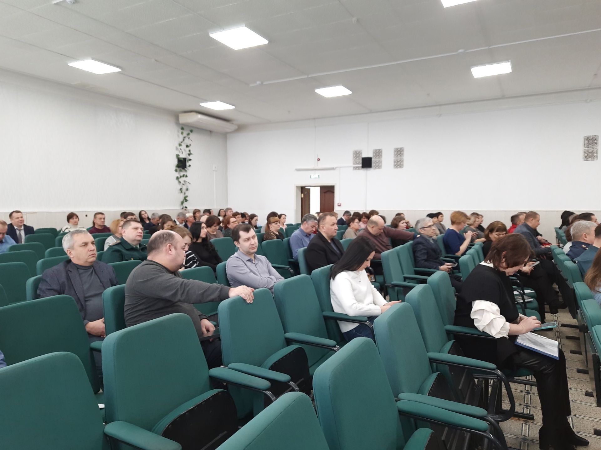 Работу Дворца творчества детей и молодежи, новости АПК и оперативную обстановку обсудили на планерке в муниципалитете