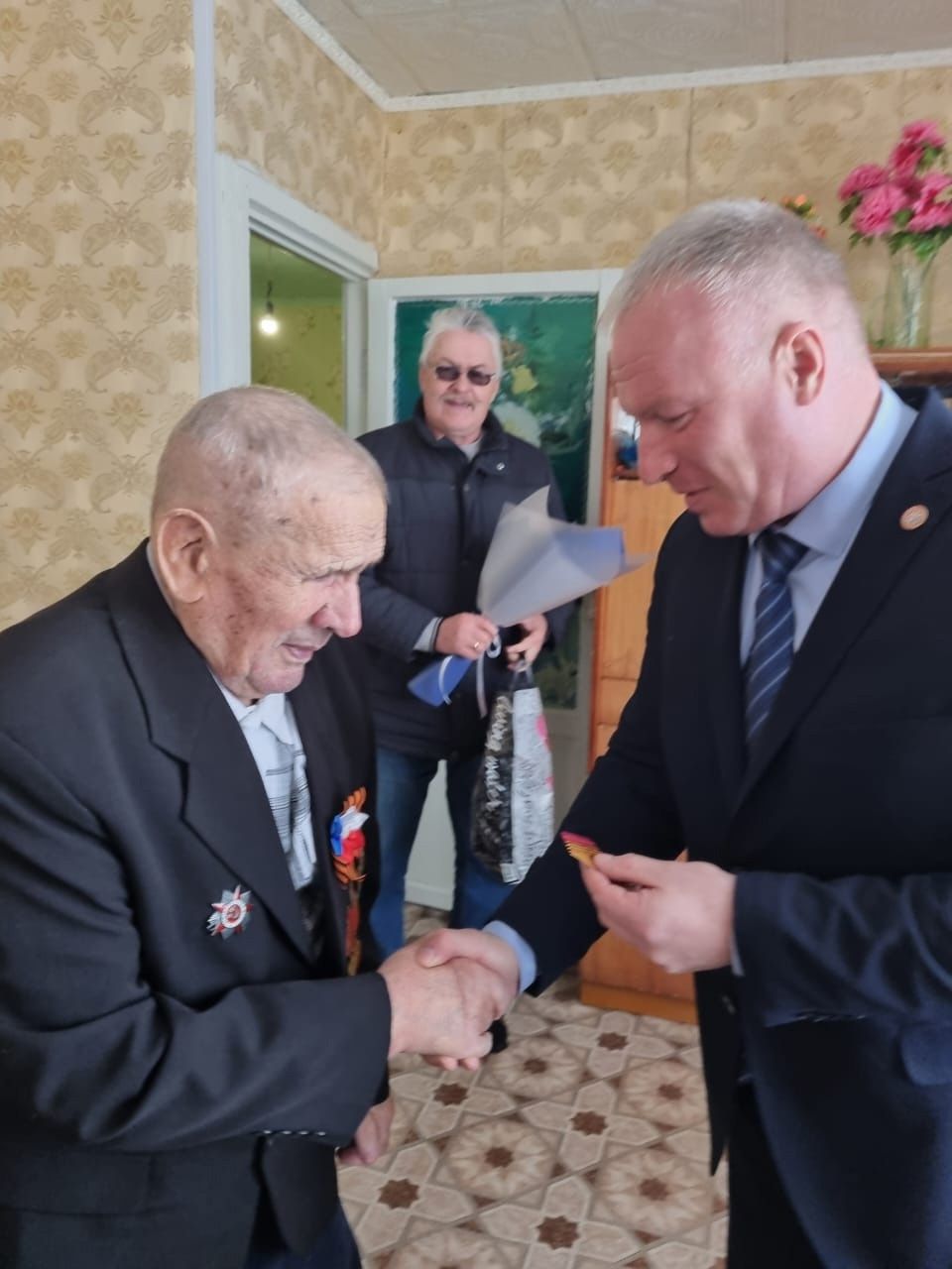 Глава Чистопольского района вручил ветеранам медали «80 лет Победы в Великой Отечественной войне»