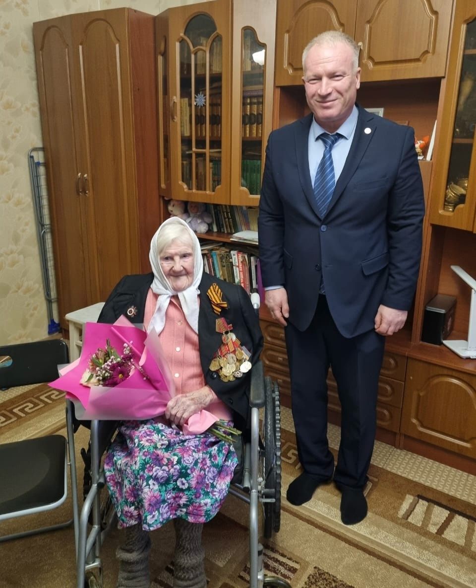 Глава Чистопольского района вручил ветеранам медали «80 лет Победы в Великой Отечественной войне»