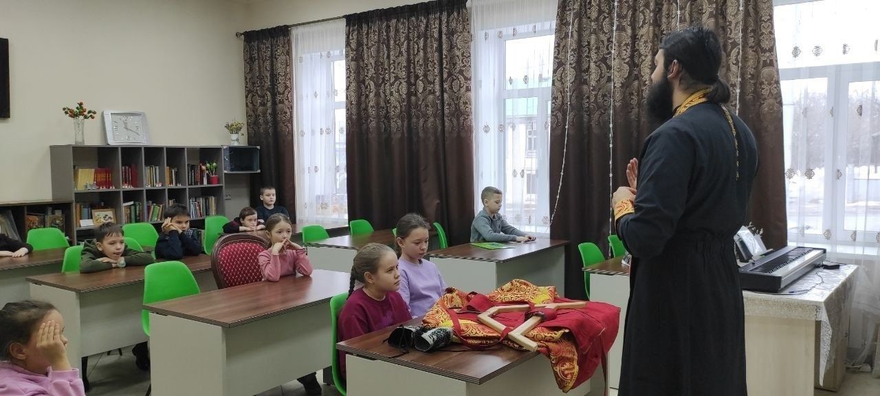 Воспитанникам воскресной школы рассказали о видах облачений священнослужителей