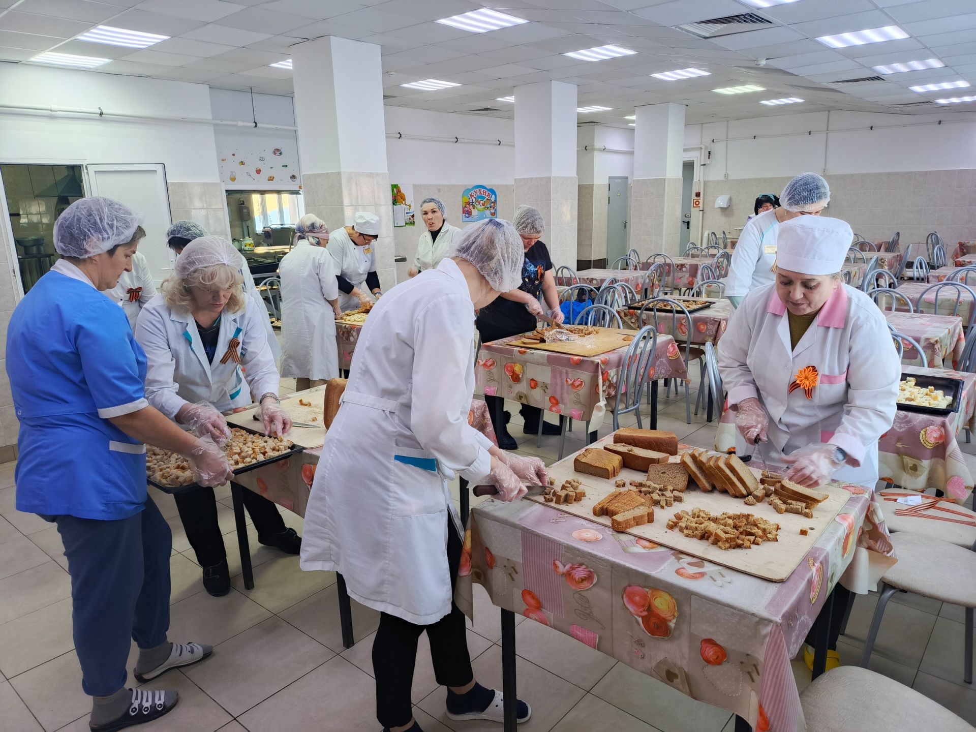 Сотрудники и проживающие Чистопольского дома-интерната приняли участие в акции «Помощь фронту»