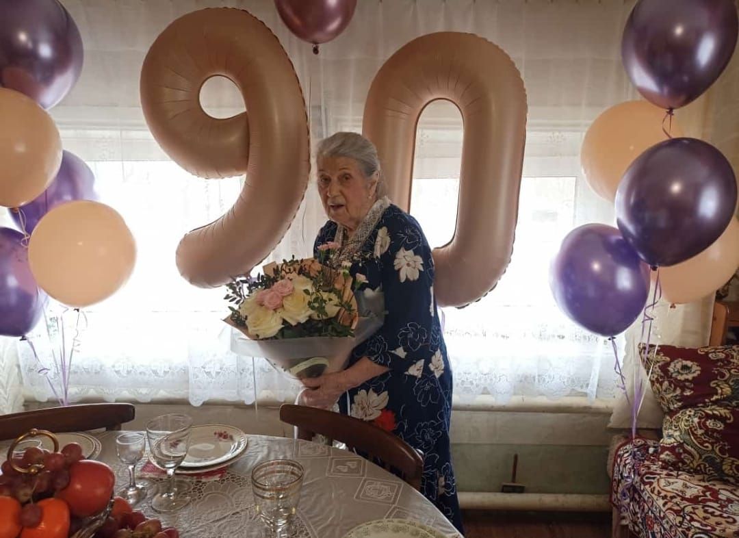 В Чистополе долгожительницу поздравили с 90-летним юбилеем