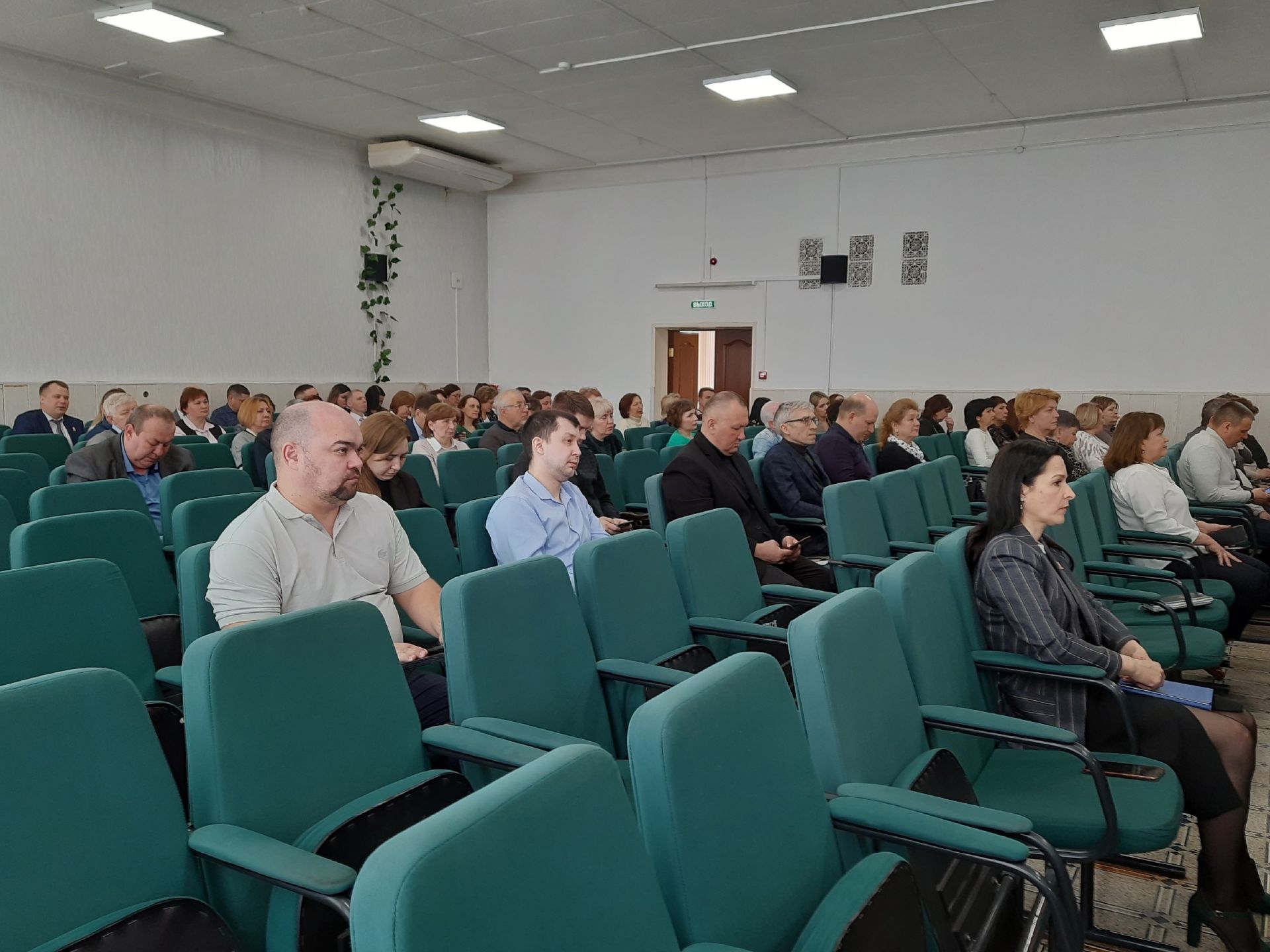 Профилактика мошенничества, деятельность СМИ и начало весенних полевых работ: о чем говорили на совещании в Чистополе