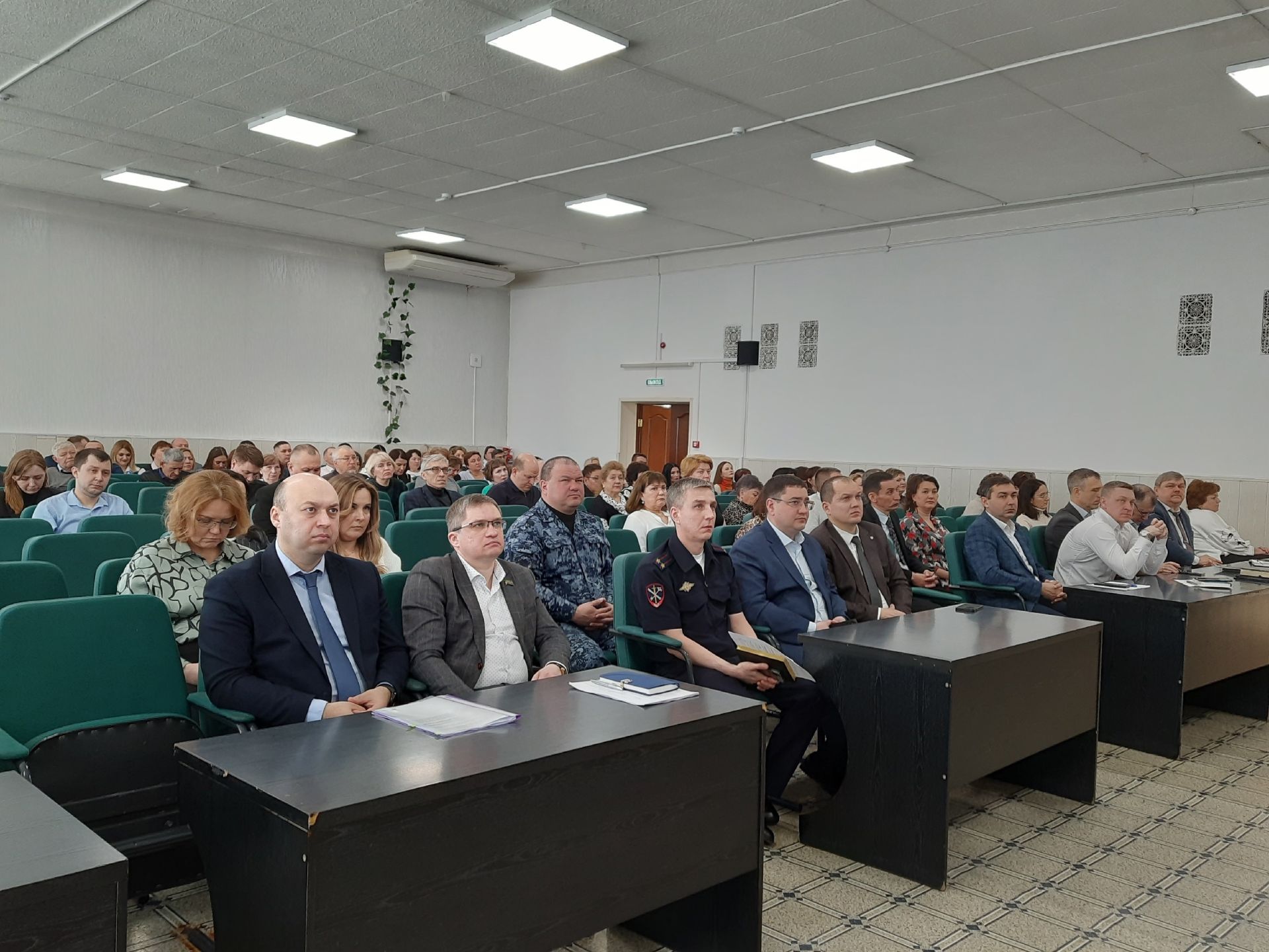 Профилактика мошенничества, деятельность СМИ и начало весенних полевых работ: о чем говорили на совещании в Чистополе