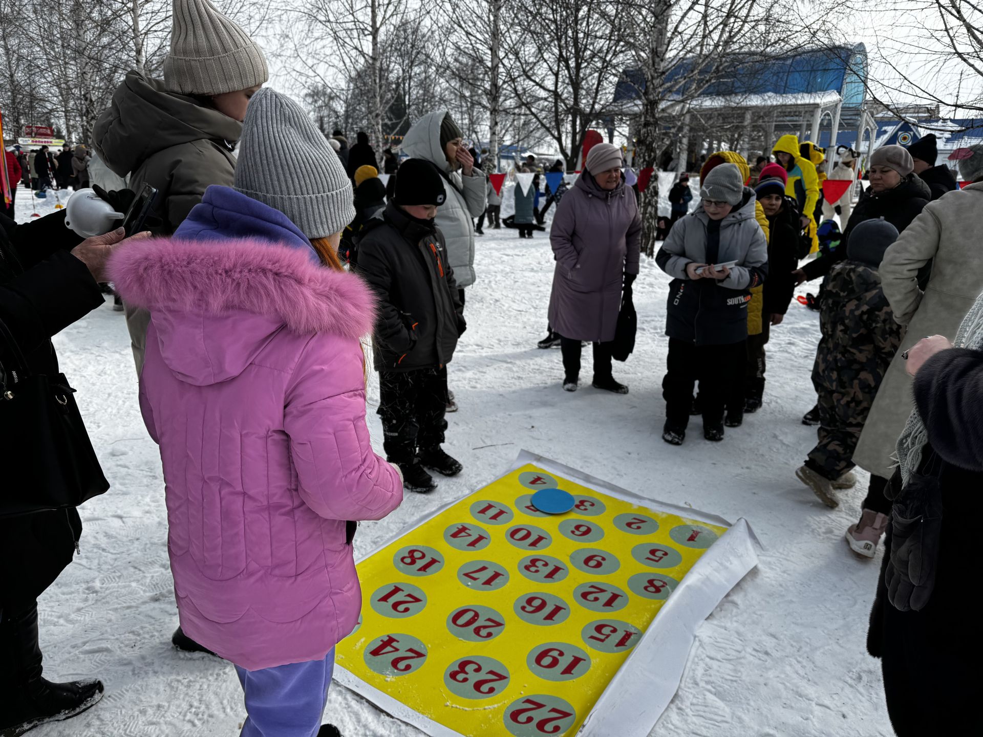 Яркое празднование Масленицы в Скарятинском саду: народные гуляния, блины и сжигание чучела