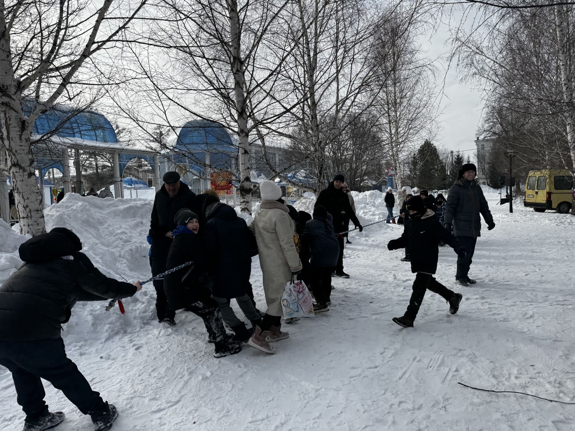 Яркое празднование Масленицы в Скарятинском саду: народные гуляния, блины и сжигание чучела
