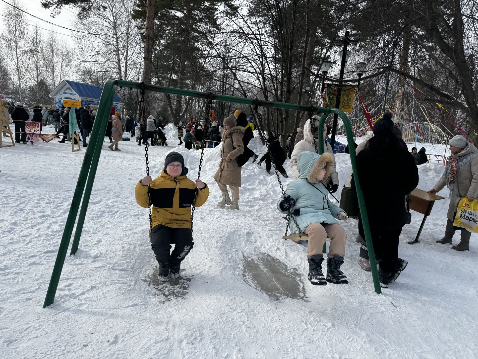 Яркое празднование Масленицы в Скарятинском саду: народные гуляния, блины и сжигание чучела