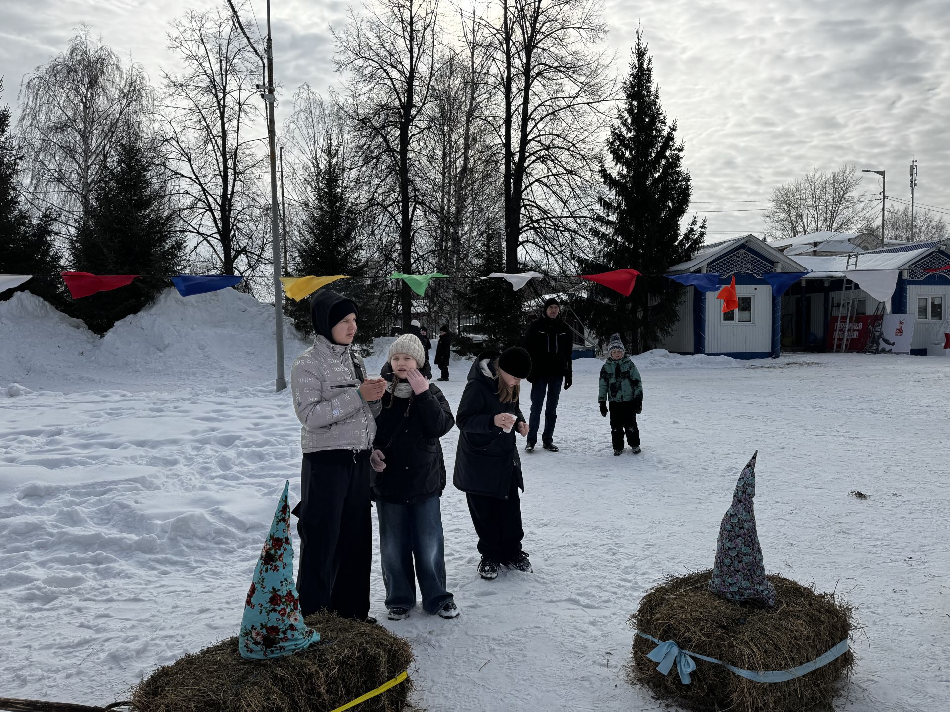 Яркое празднование Масленицы в Скарятинском саду: народные гуляния, блины и сжигание чучела