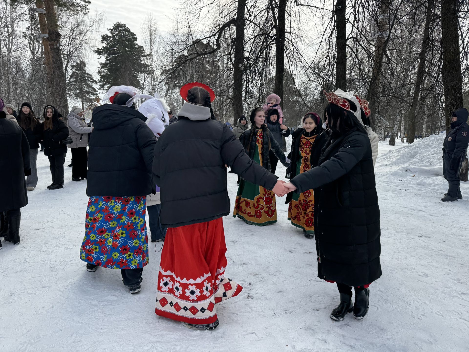 Яркое празднование Масленицы в Скарятинском саду: народные гуляния, блины и сжигание чучела