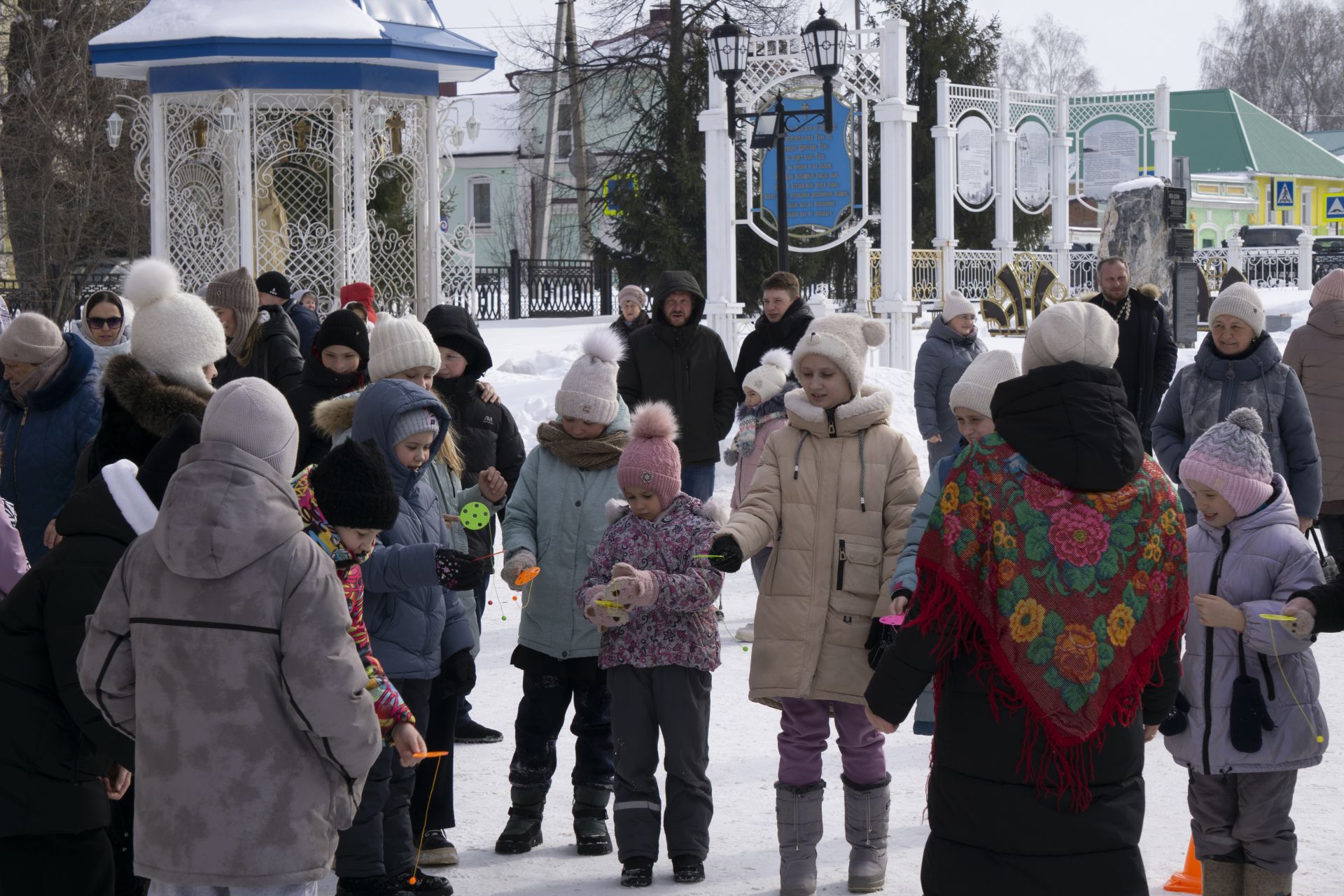 В Чистополе на территории храма «Умиление» для детей организовали праздник с играми и угощениями
