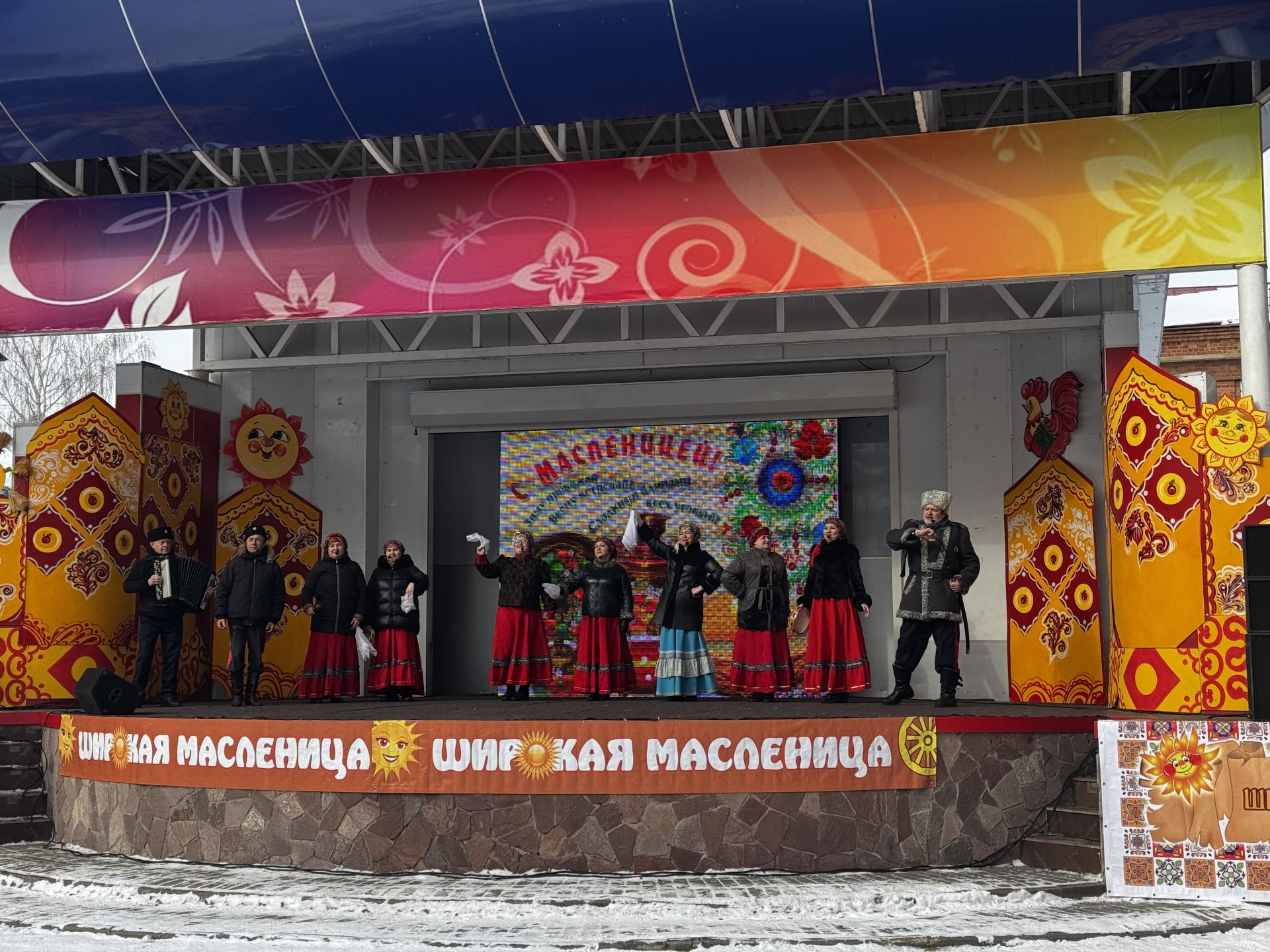 Яркое празднование Масленицы в Скарятинском саду: народные гуляния, блины и сжигание чучела