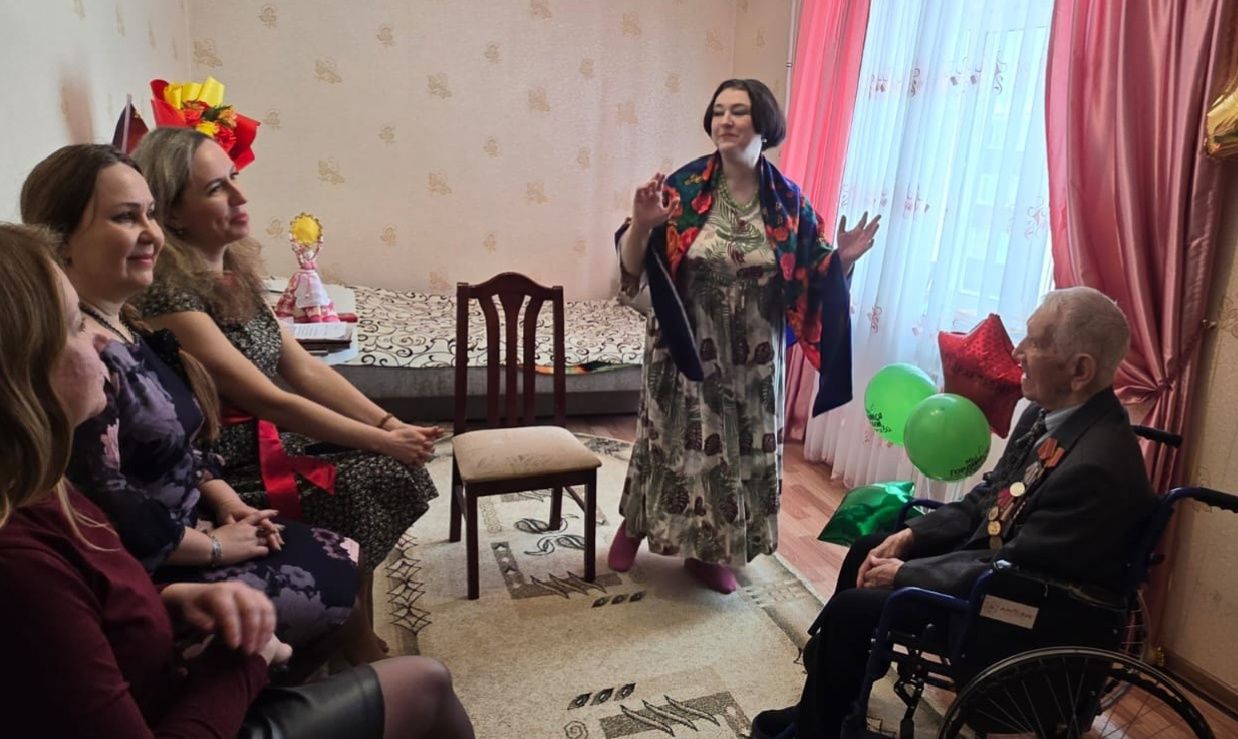 Коллектив чистопольского клуба «Девчата» поздравил ветерана Великой Отечественной войны с праздниками