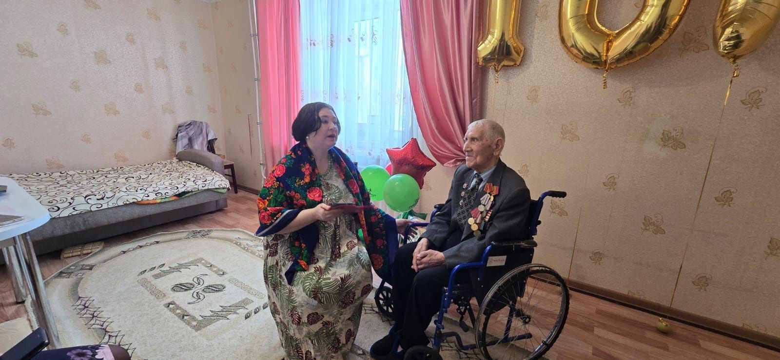 Коллектив чистопольского клуба «Девчата» поздравил ветерана Великой Отечественной войны с праздниками
