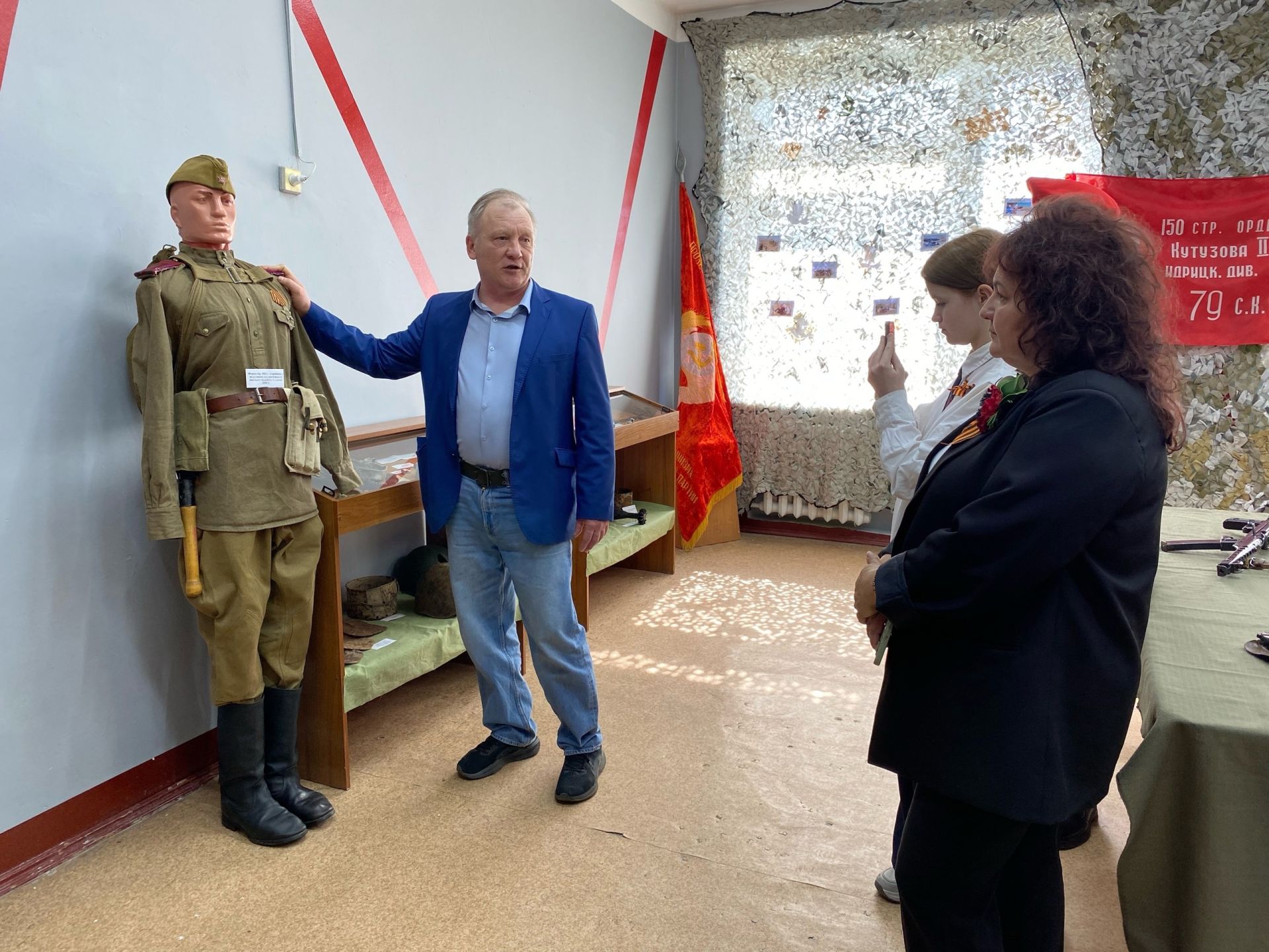 Герои прошлого и настоящего: в чистопольской школе открыли музей воинской славы