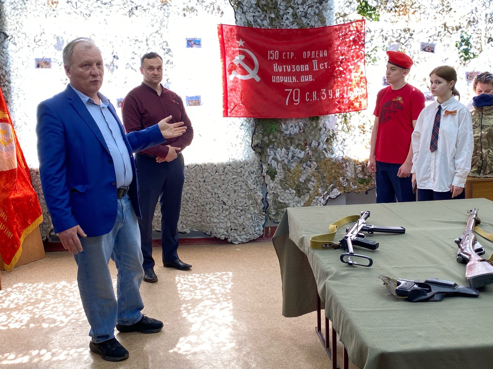 Герои прошлого и настоящего: в чистопольской школе открыли музей воинской славы