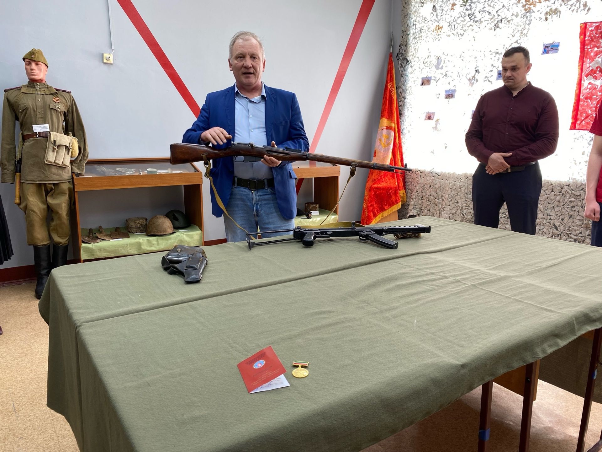 Герои прошлого и настоящего: в чистопольской школе открыли музей воинской славы