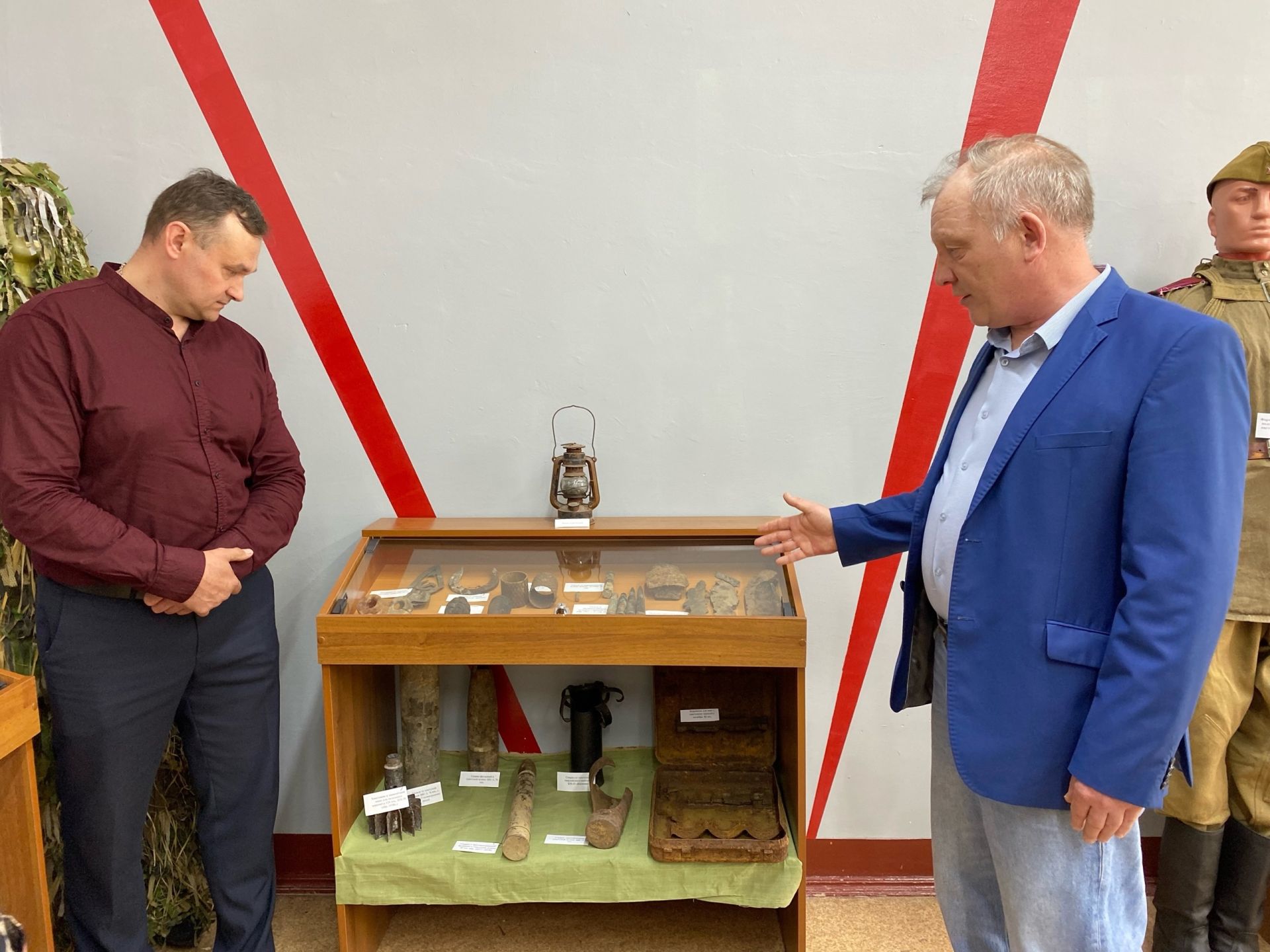 Герои прошлого и настоящего: в чистопольской школе открыли музей воинской славы
