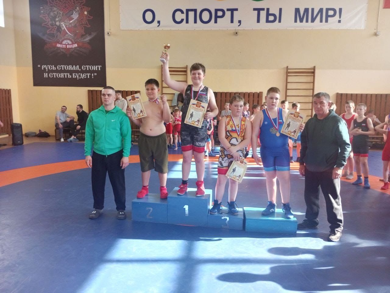 В Чистополе прошел турнир по греко-римской борьбе памяти героя СВО Михаила Кузникова