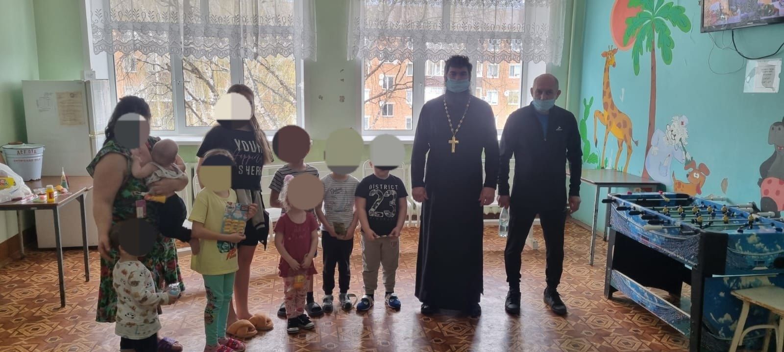 Священник Чистопольской епархии поздравил экстренные службы и навестил детей в больнице