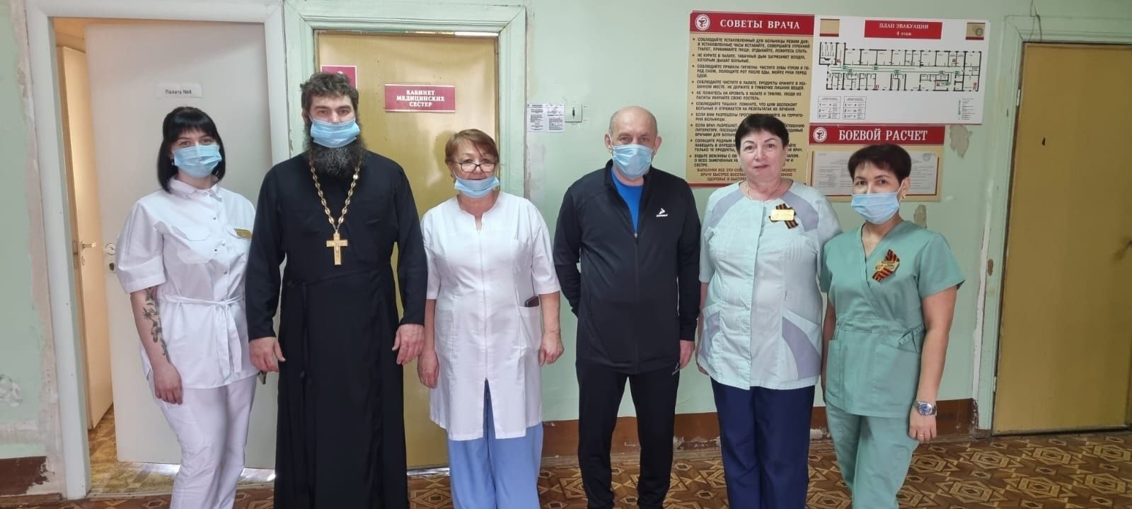 Священник Чистопольской епархии поздравил экстренные службы и навестил детей в больнице