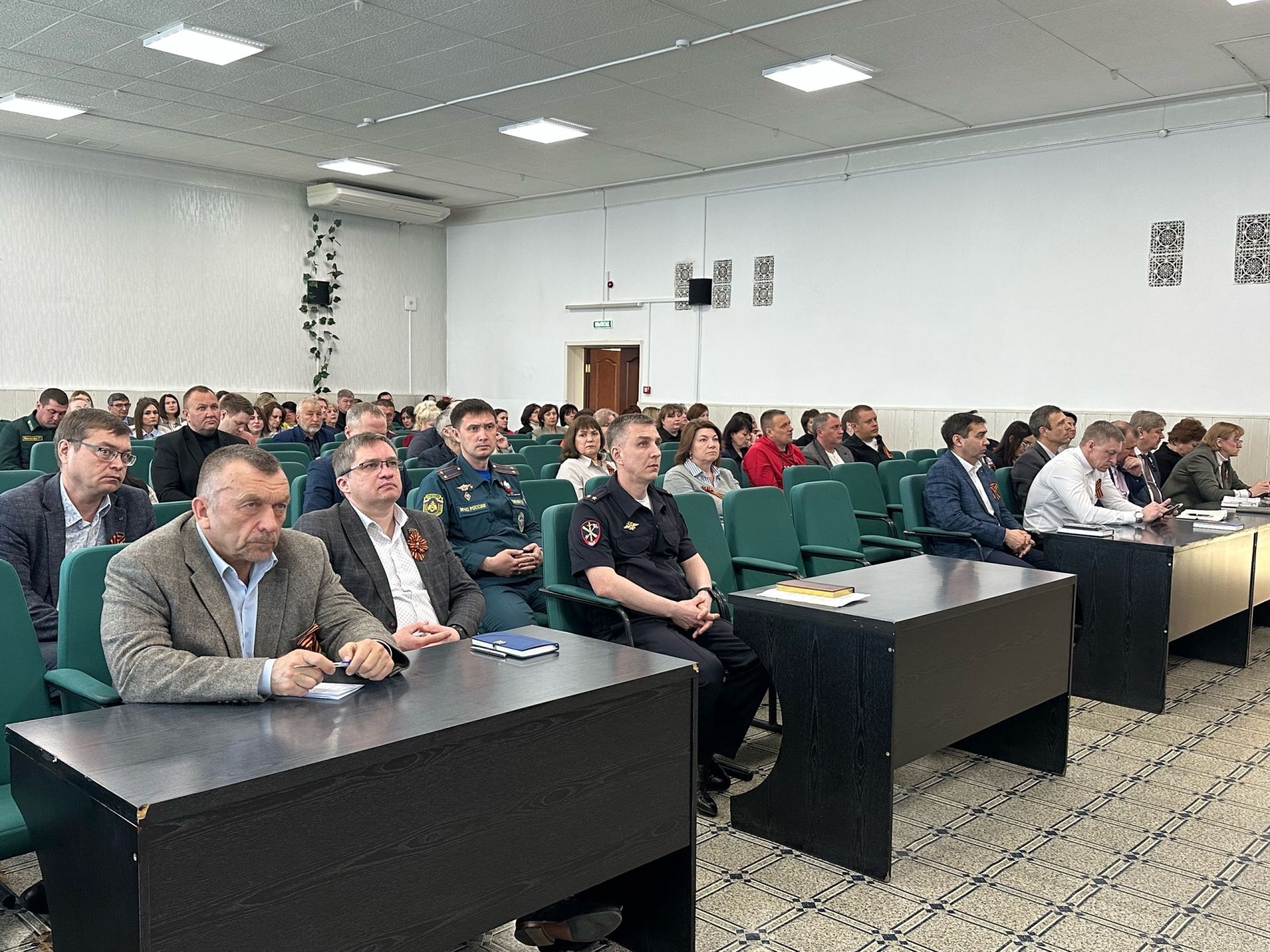 Отчет о работе опеки, успехи АПК и статистика преступлений: о чем говорили на совещании у главы Чистопольского района