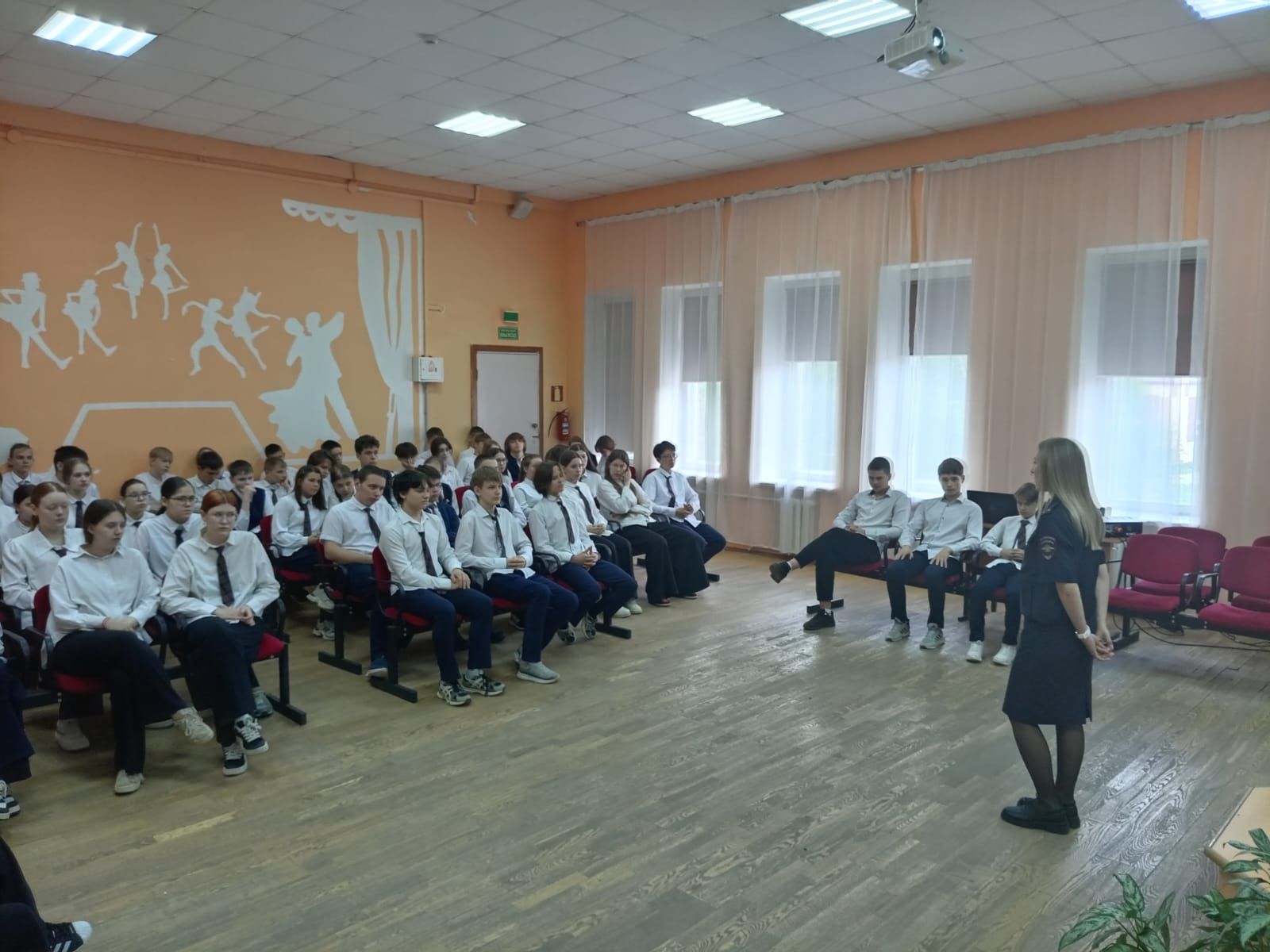 Комендантский час, наркотики, мошенничество: сотрудники полиции провели уроки безопасности для чистопольских школьников