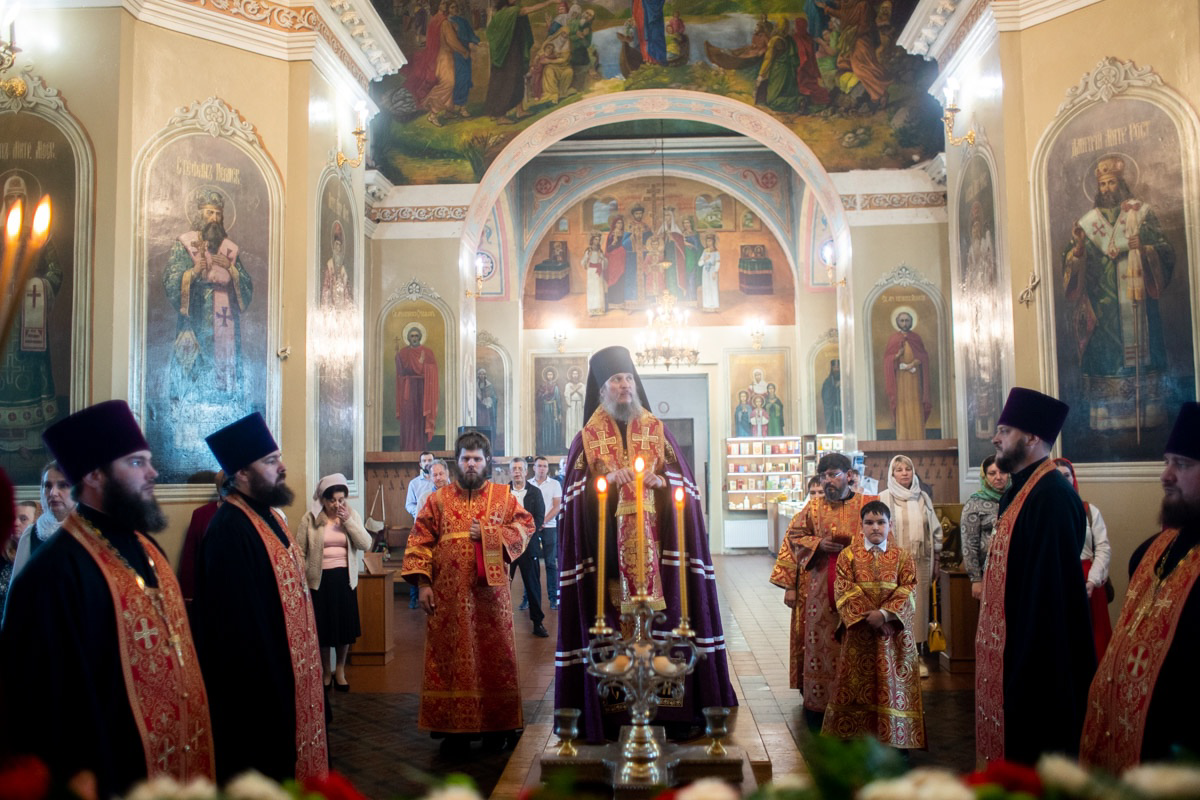 Епископ Пахомий совершил всенощное бдение в канун дня памяти своего небесного покровителя