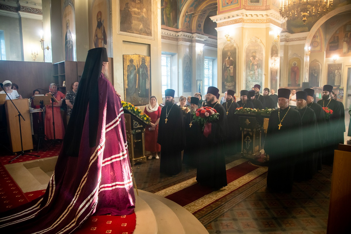 Епископ Пахомий совершил всенощное бдение в канун дня памяти своего небесного покровителя