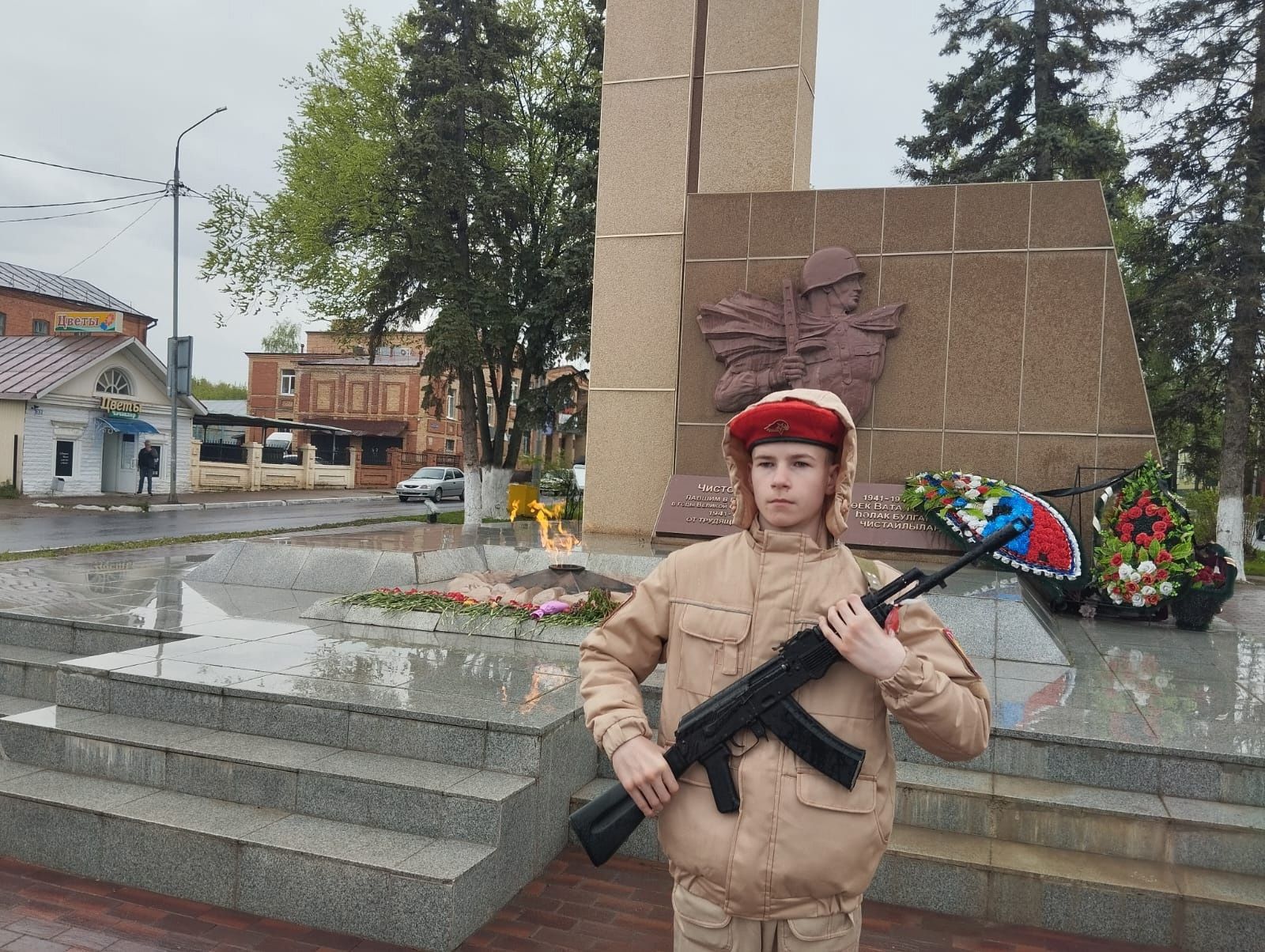 В Чистополе стартовала «Вахта Памяти» у Вечного огня в честь 80-летия Победы