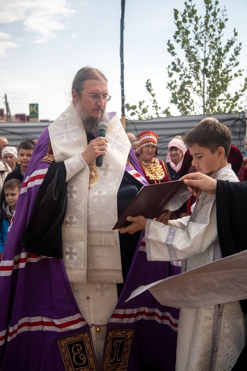 Епископ Пахомий освятил купола и кресты строящегося храма трех святителей Казанских