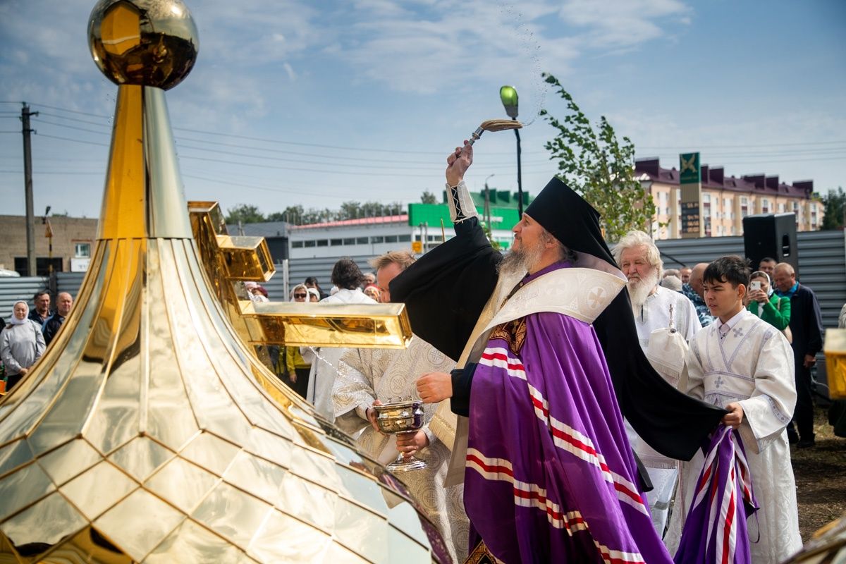 Епископ Пахомий освятил купола и кресты строящегося храма трех святителей Казанских