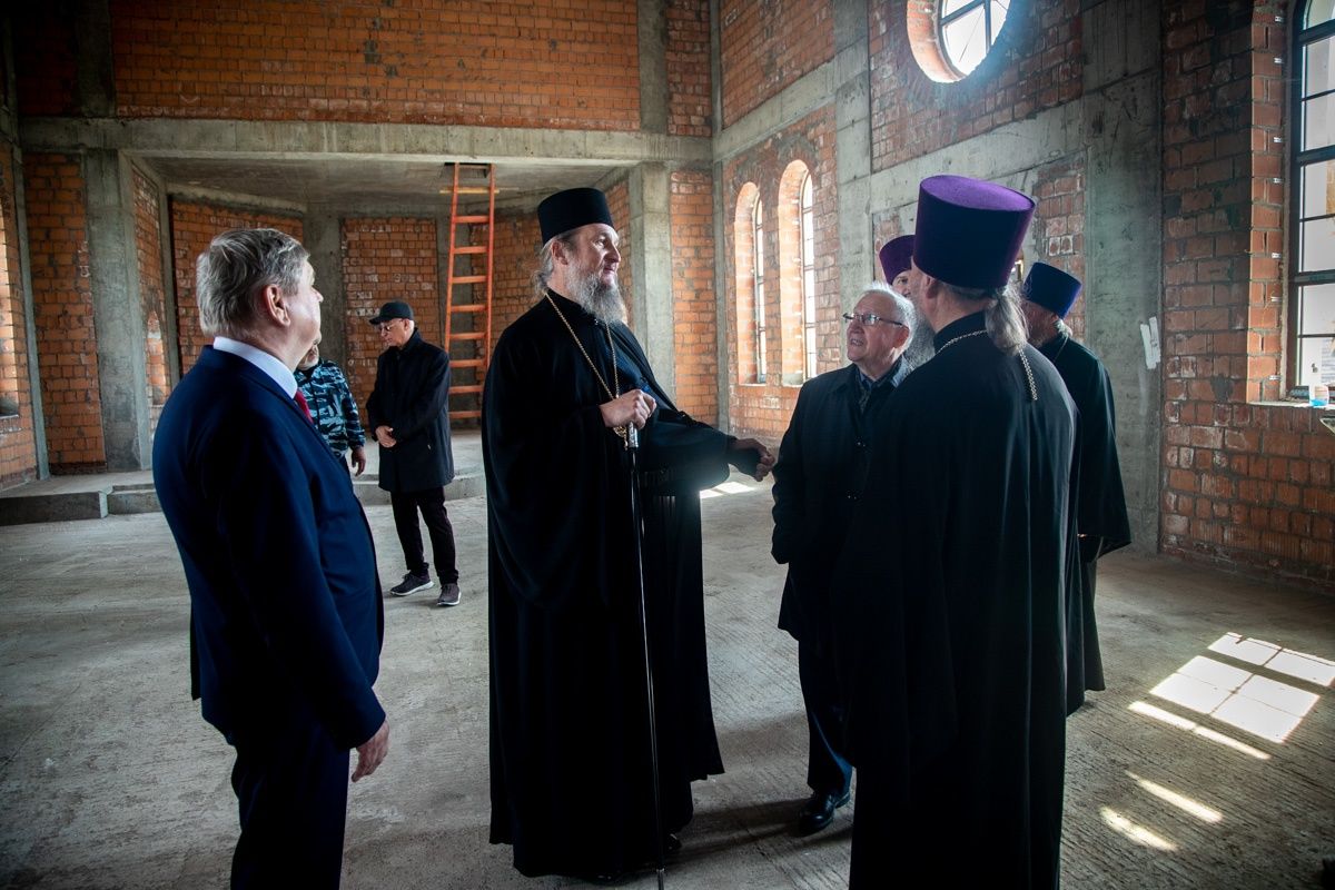Епископ Пахомий освятил купола и кресты строящегося храма трех святителей Казанских