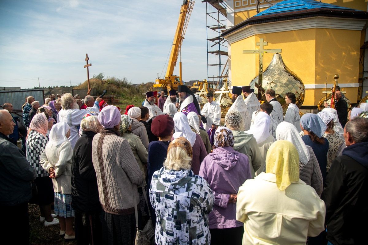Епископ Пахомий освятил купола и кресты строящегося храма трех святителей Казанских