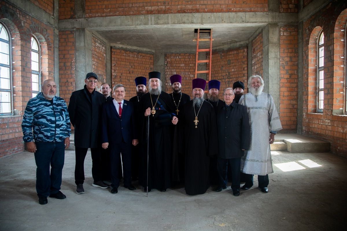 Епископ Пахомий освятил купола и кресты строящегося храма трех святителей Казанских