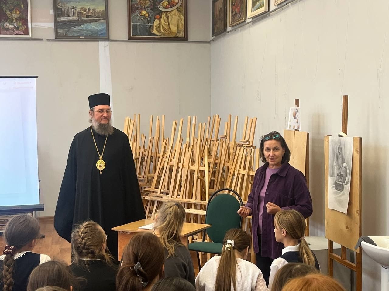 Епископ Пахомий провел беседу об иконописи в художественной школе