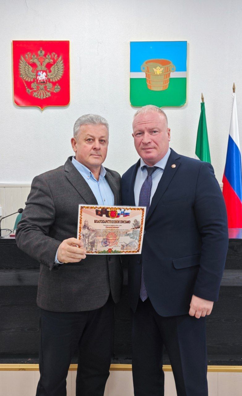 Глава района вручил благодарности от воинских частей за поддержку военнослужащих СВО