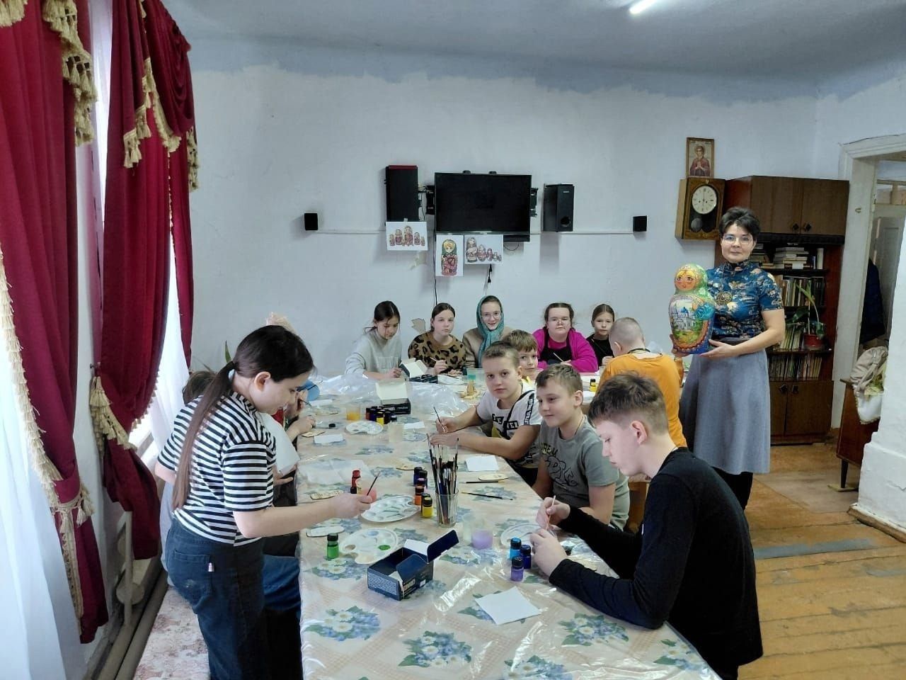 Воспитанники чистопольской воскресной школы познакомились с искусством народной росписи