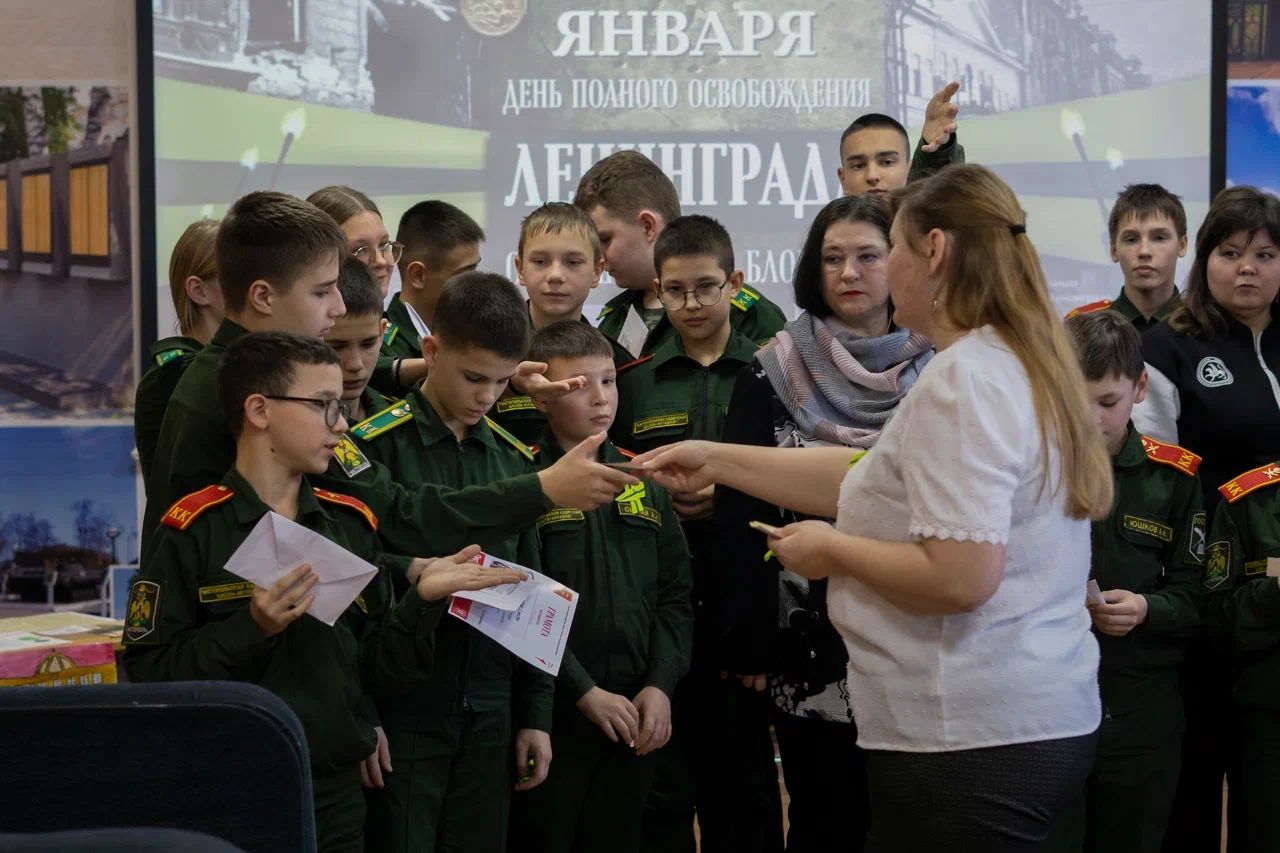 Через плакаты и стихи: чистопольские кадеты рассказали о подвиге Ленинграда