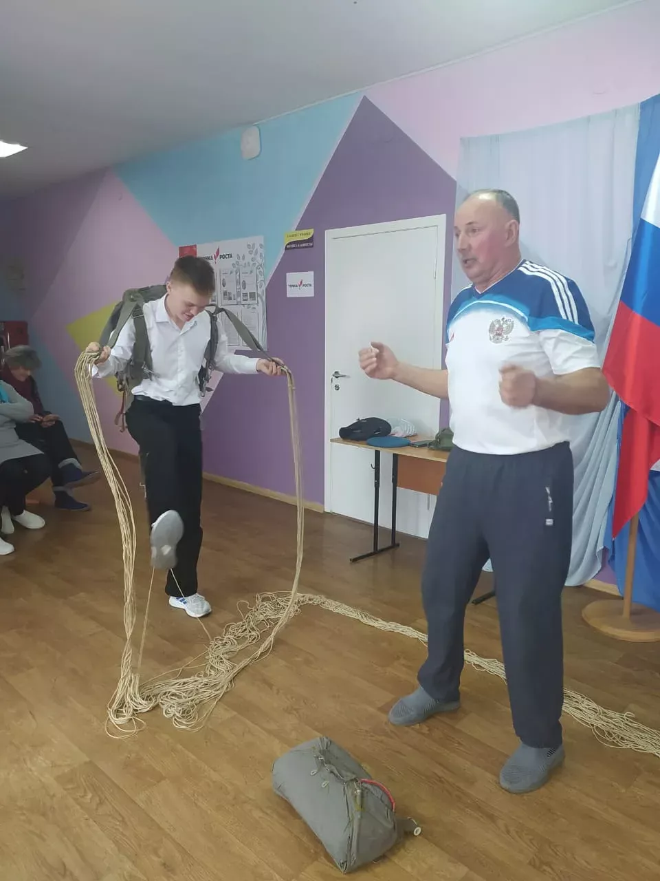 В Адельшинской школе прошёл необычный урок: детям показали, как устроен парашют