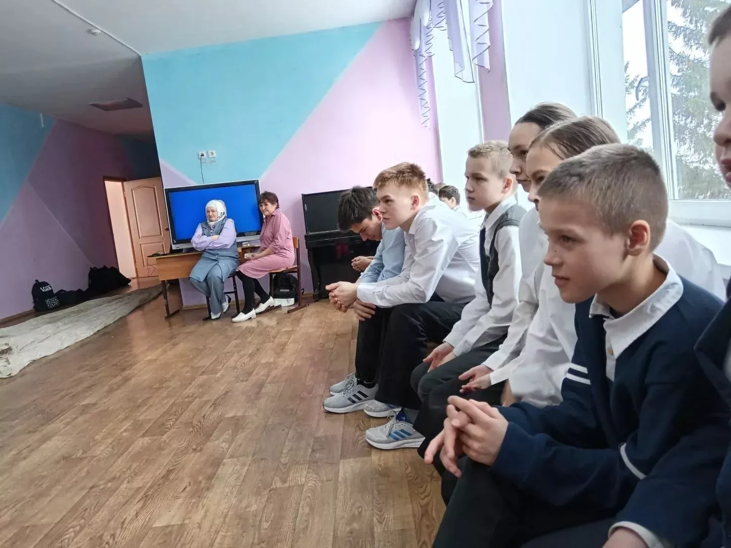 В Адельшинской школе прошёл необычный урок: детям показали, как устроен парашют