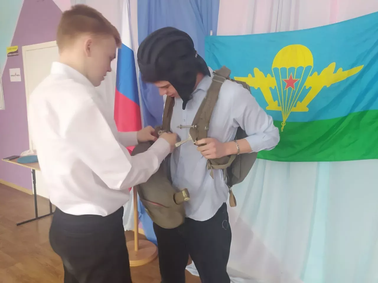 В Адельшинской школе прошёл необычный урок: детям показали, как устроен парашют