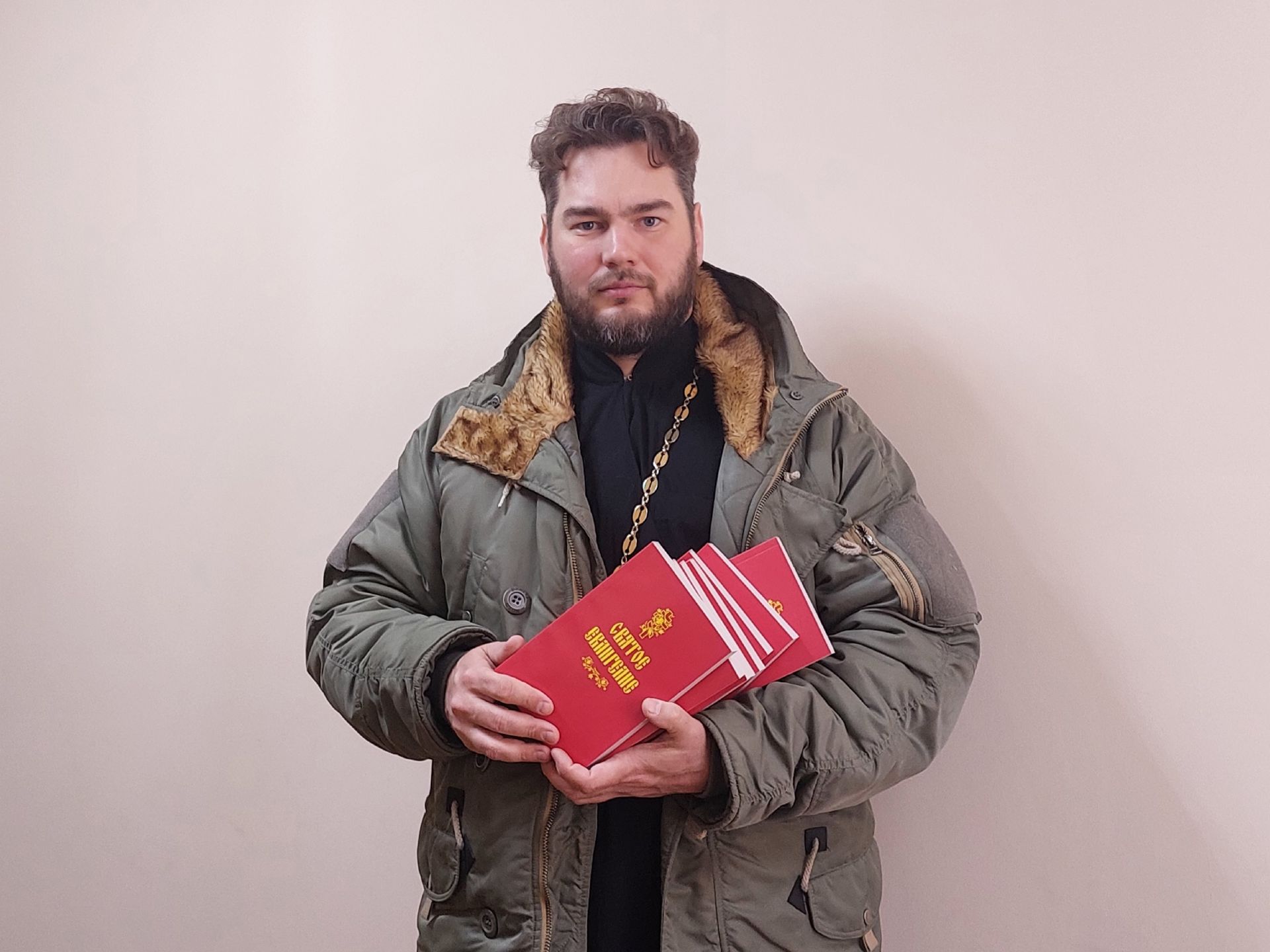 Священник передал Евангелие осуждённым в рамках Дня православной книги
