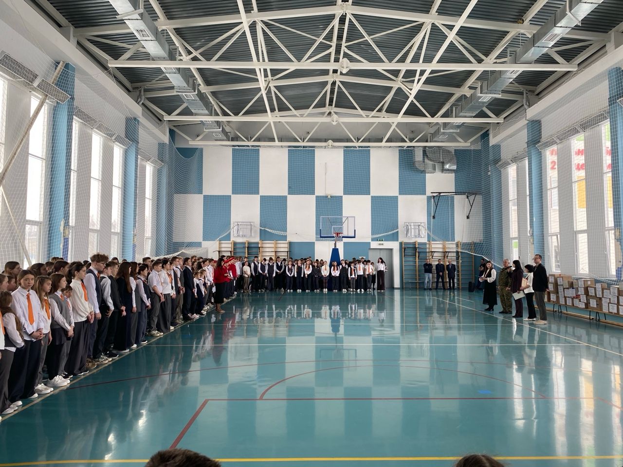 «Мой подарок солдату»: чистопольские лицеисты собрали десятки коробок с гуманитарной помощью для бойцов СВО