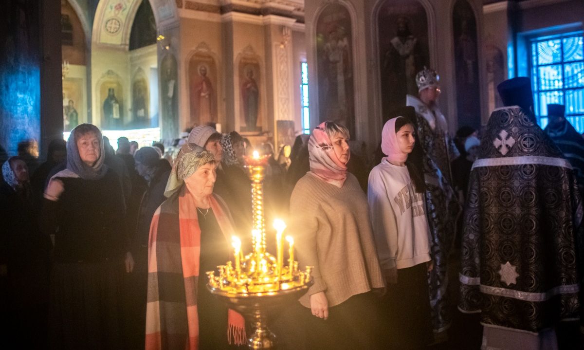Епископ Пахомий провёл вечернюю службу в Свято-Никольском соборе