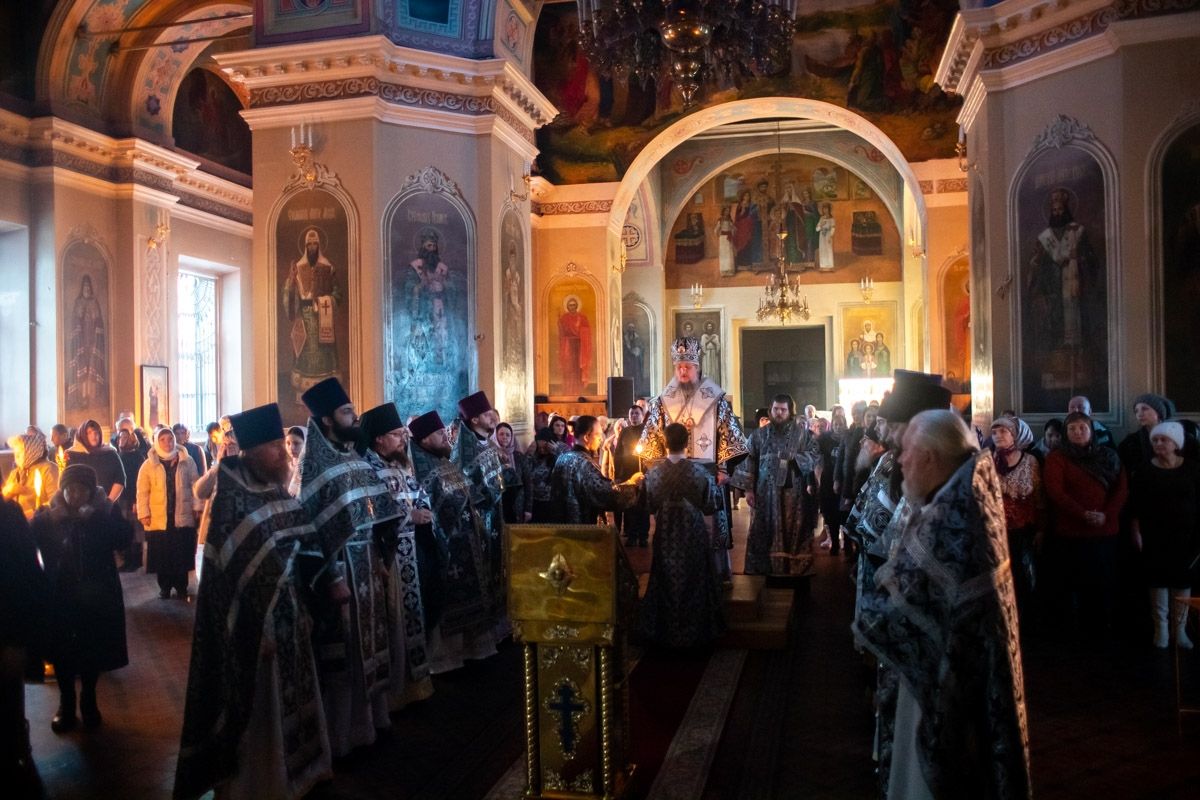 Епископ Пахомий провёл вечернюю службу в Свято-Никольском соборе