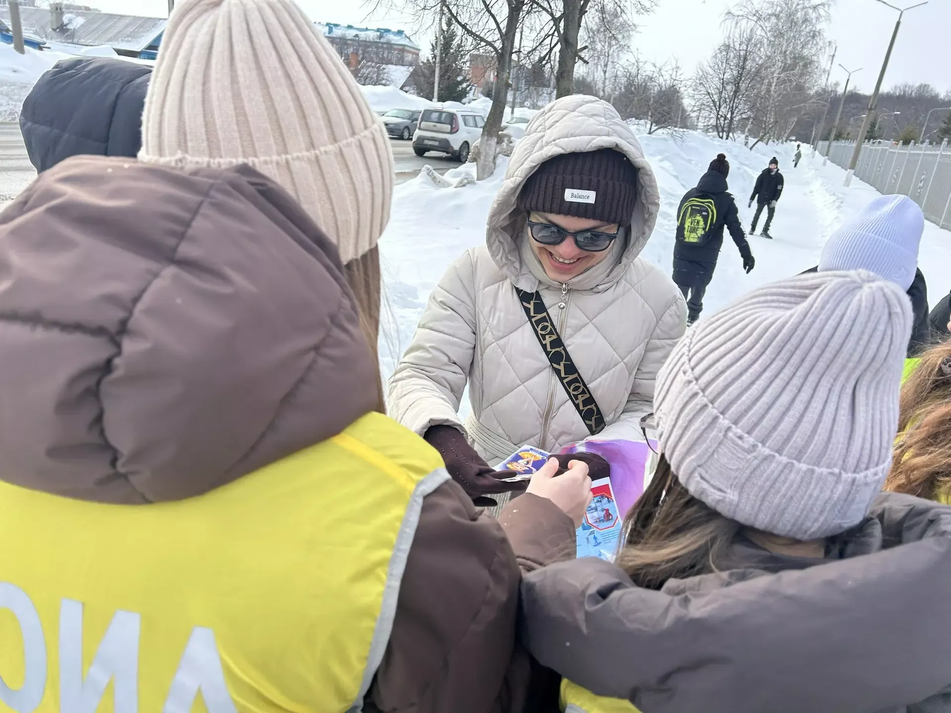 В Чистополе юидовцы поздравили женщин-пешеходов с 8 Марта и подарили световозвращающие аксессуары