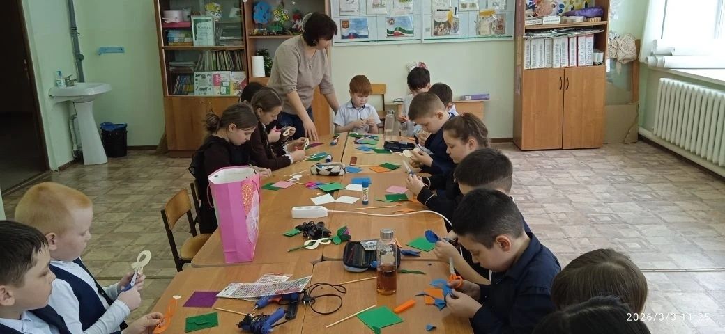 Юные читатели  библиотеки Чистопольского района сделали подарки для мам своими руками