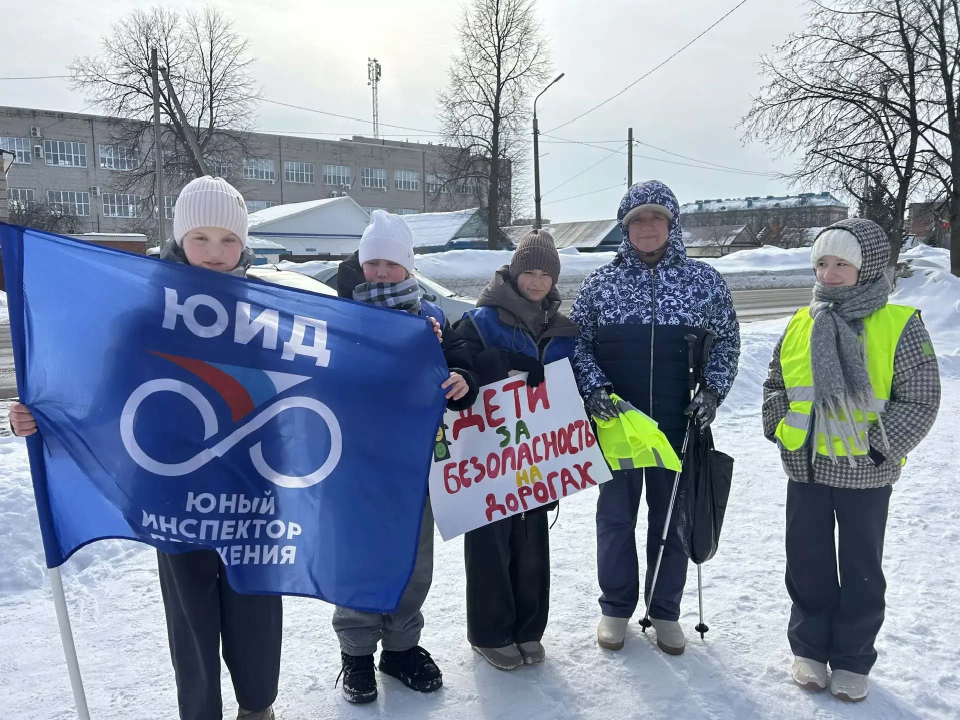 В Чистополе юидовцы поздравили женщин-пешеходов с 8 Марта и подарили световозвращающие аксессуары