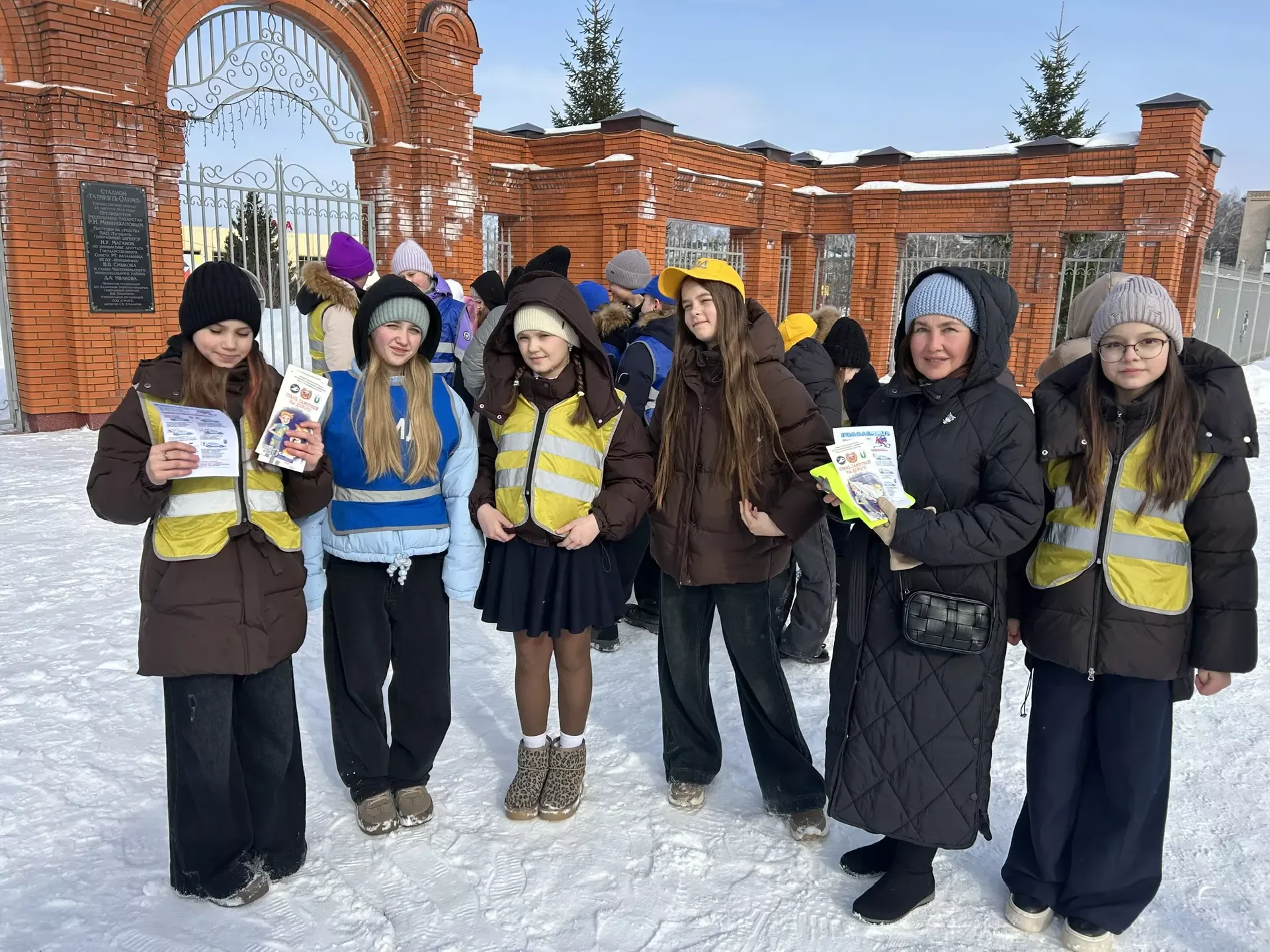 В Чистополе юидовцы поздравили женщин-пешеходов с 8 Марта и подарили световозвращающие аксессуары